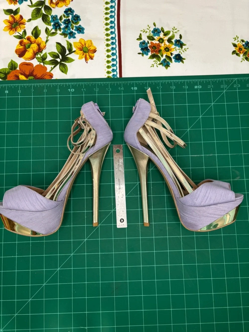 Qupid sz 7 Lavender Platform Heels Gold Accent Stilettos Peep Toe Back Zipper - Picture 2 of 9